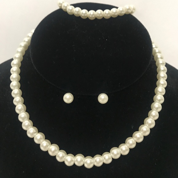 Cream Pearl Flower Girls Pearl Necklace Set - Picture 4 of 7